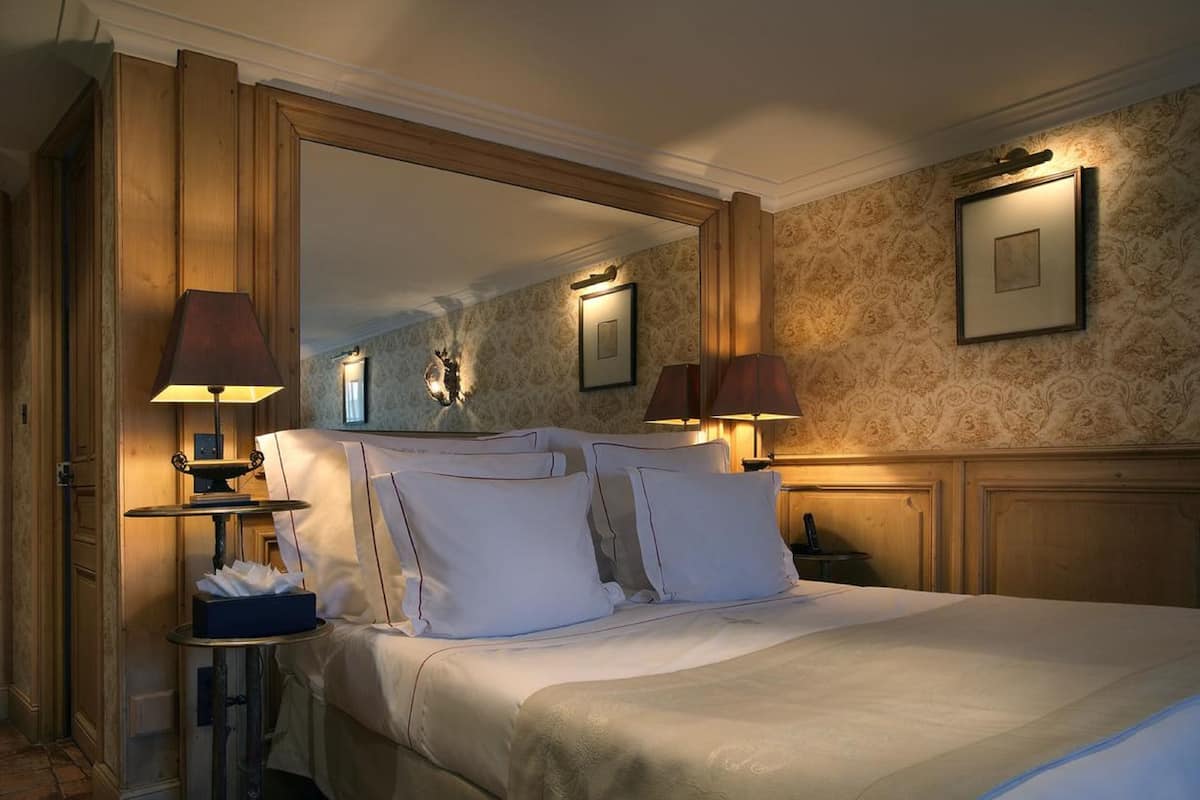 Standard Double Room | Minibar, in-room safe, desk, soundproofing