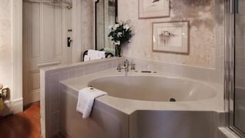 Bridal Room | Deep soaking bathtub