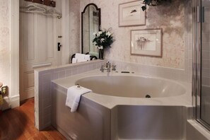 Bridal Room | Deep soaking bathtub