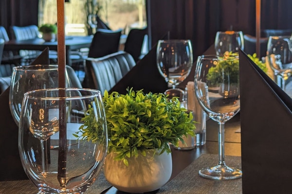 2 restaurants, breakfast, dinner served; Regional cuisine