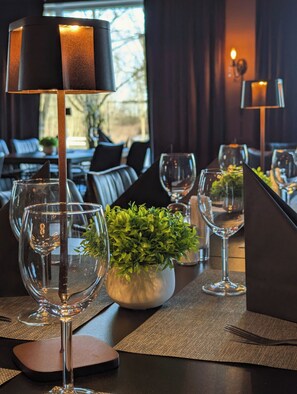 Här finns 2 restauranger som serverar frukost.