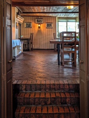2 restaurants; breakfast and dinner served - Brunsbo G:a Biskopsgård Hotell & Konferens (Skara)