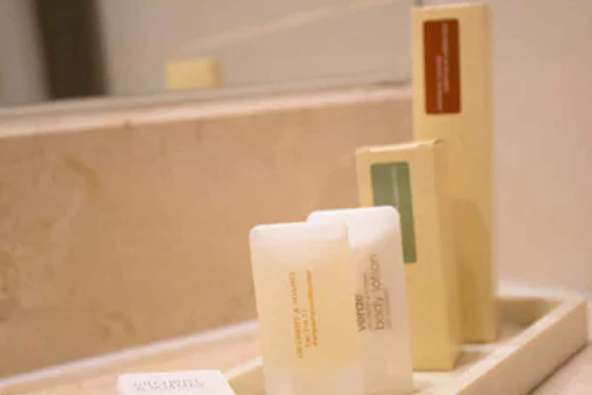 jetted bath, free toiletries, hair dryer, towels