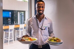 Frokost, lunsj og middag serveres