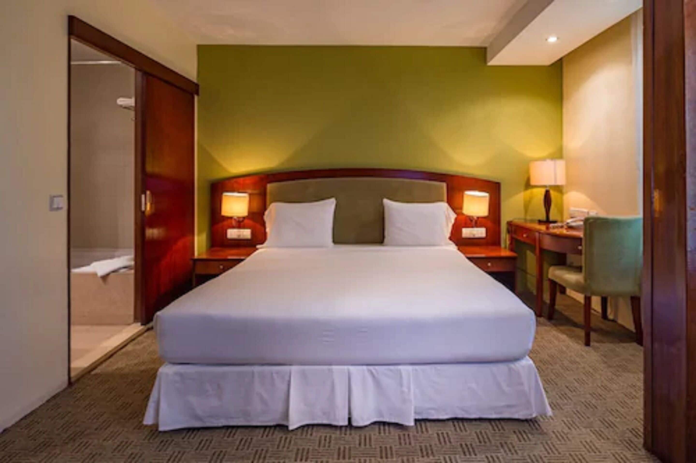 Coffres-forts dans les chambres, bureau, fer et planche à repasser