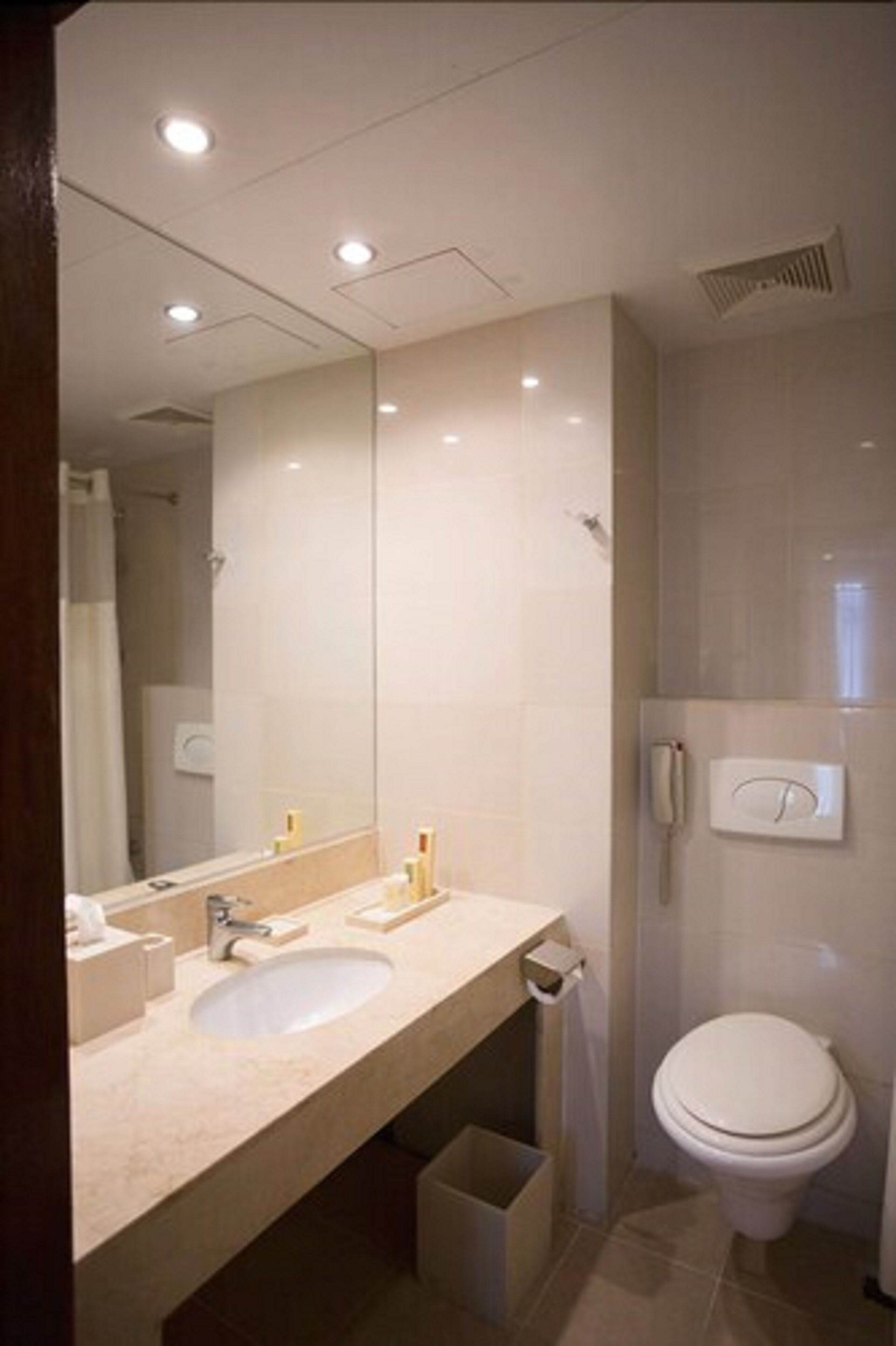 jetted bath, free toiletries, hair dryer, towels