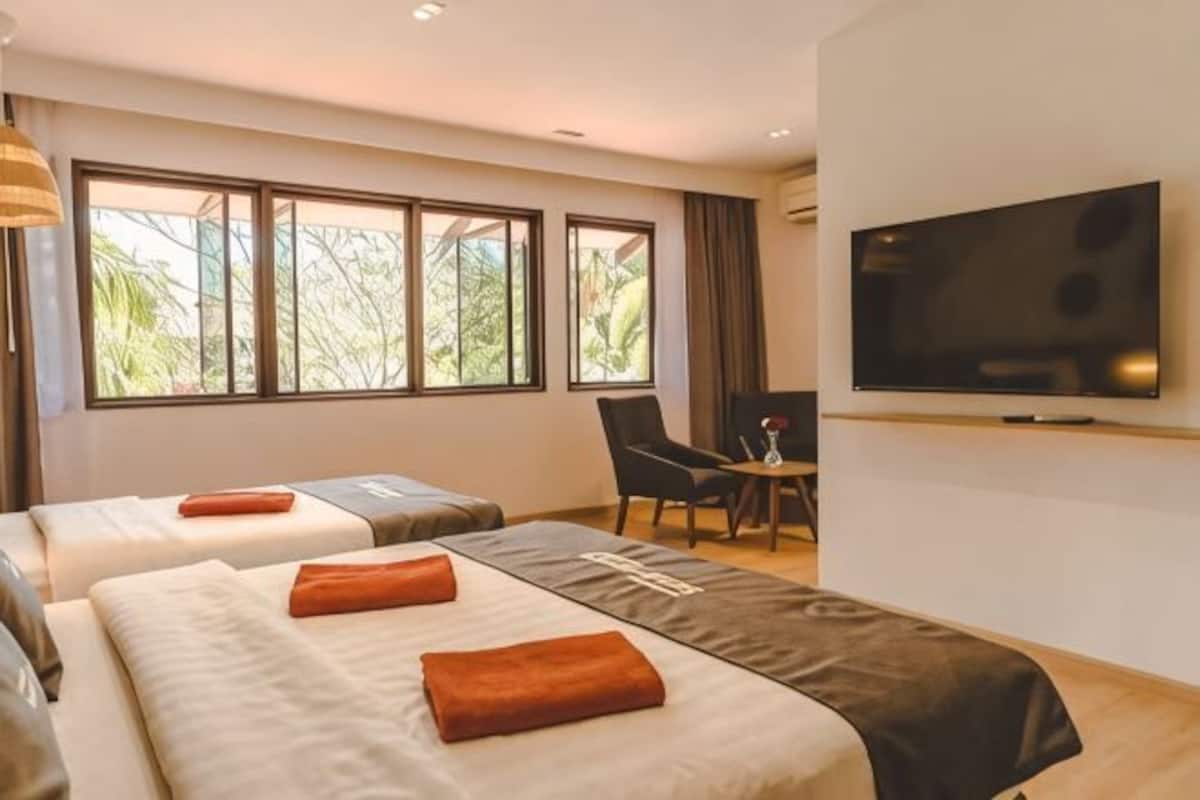 Frigobar, cofres nos quartos, escrivaninha