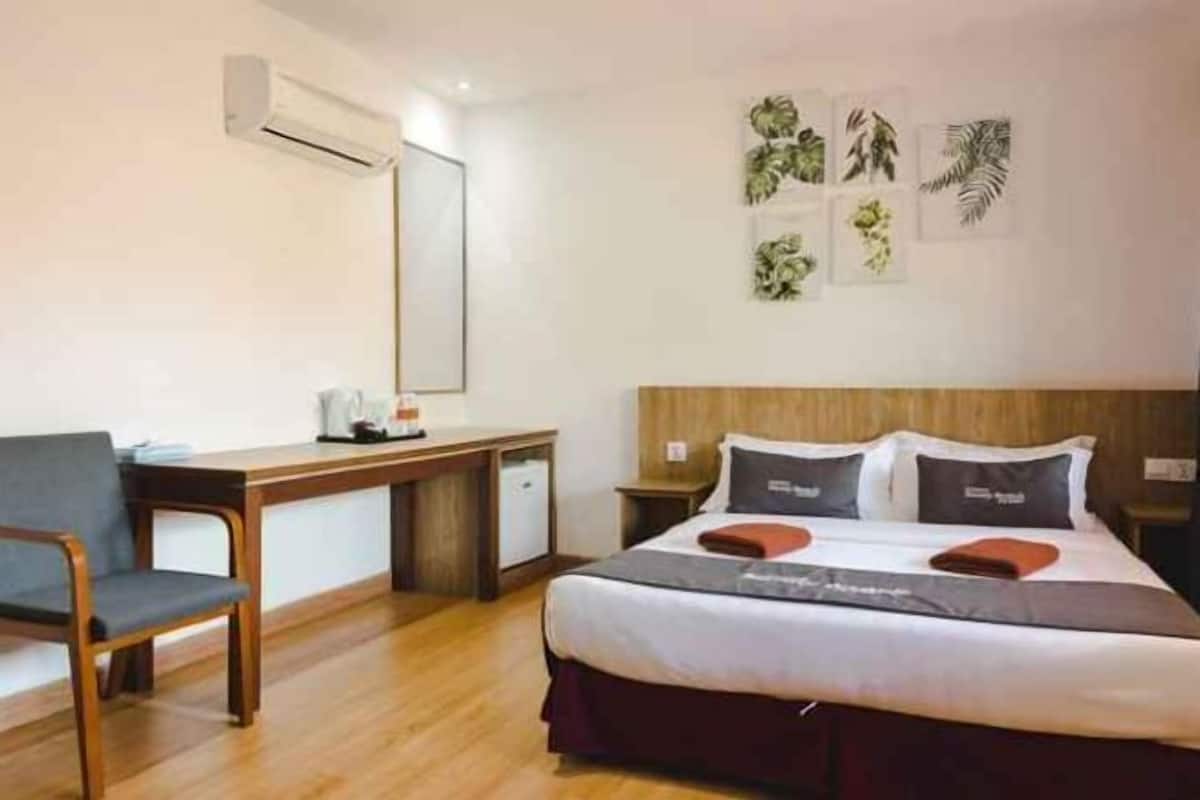 Minibar, caja de seguridad en la habitación y escritorio