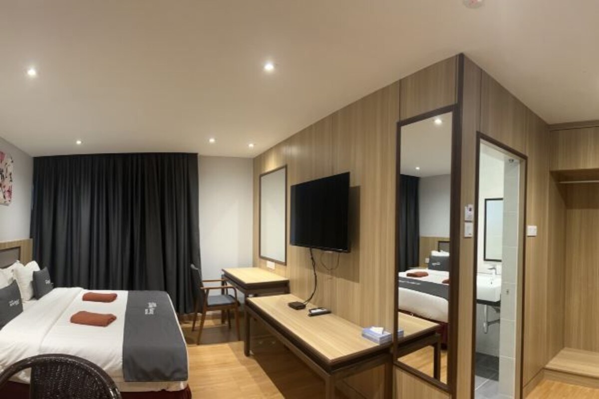 Minibar, in-room safe, desk, iron/ironing board (on request)