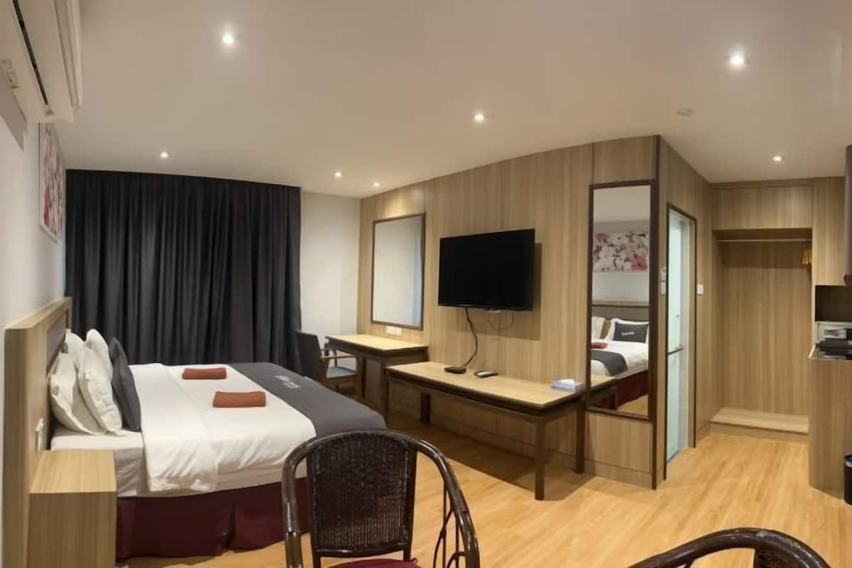 Minibar, in-room safe, desk, iron/ironing board