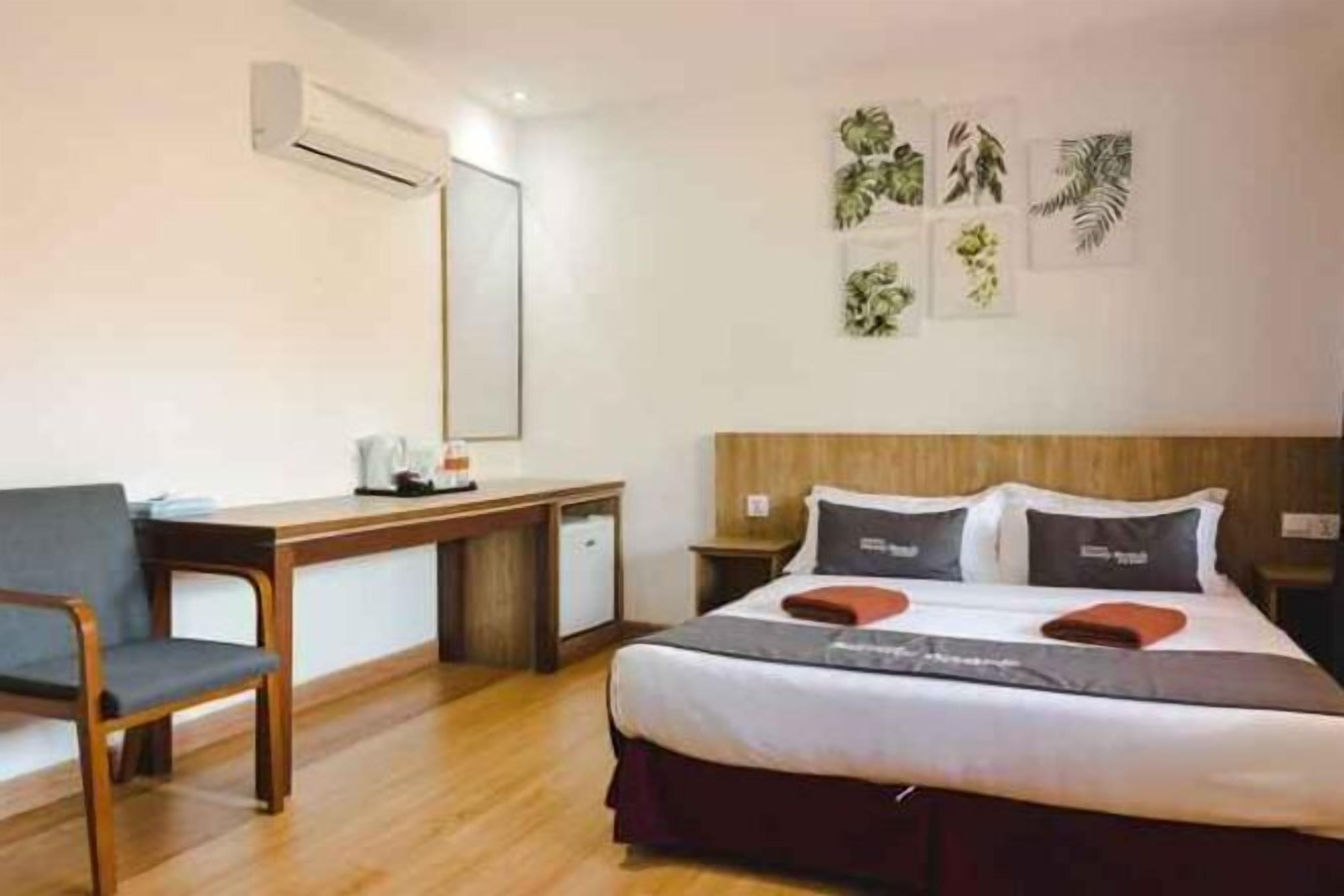 Minibaari, tallelokero huoneessa, työpöytä, silitysrauta/-lauta