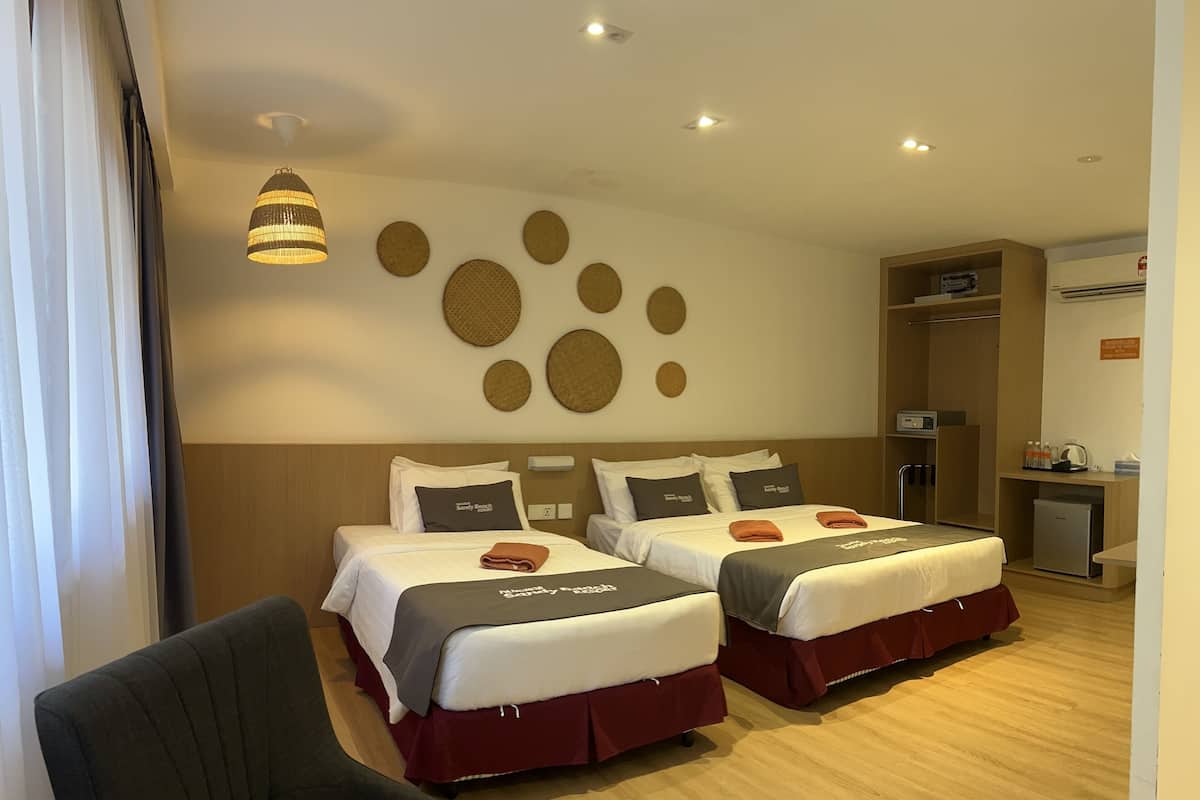 Deluxe Room | Minibar, in-room safe, desk, iron/ironing board (on request)