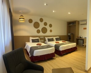 Deluxe Room | Minibar, in-room safe, desk, iron/ironing board