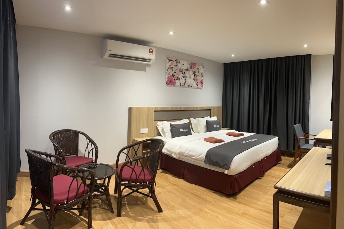 Chalet | Minibar, in-room safe, desk, iron/ironing board (on request)