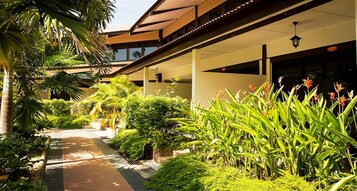 Minibar, caja de seguridad en la habitación y escritorio 