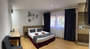 Dobbeltrom – superior | Minibar, safe på rommet, skrivebord og strykejern/-brett