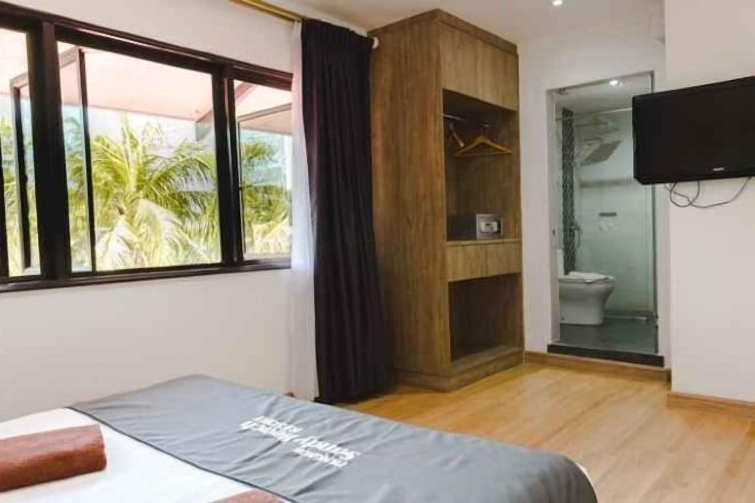 Minibar, in-room safe, desk, iron/ironing board