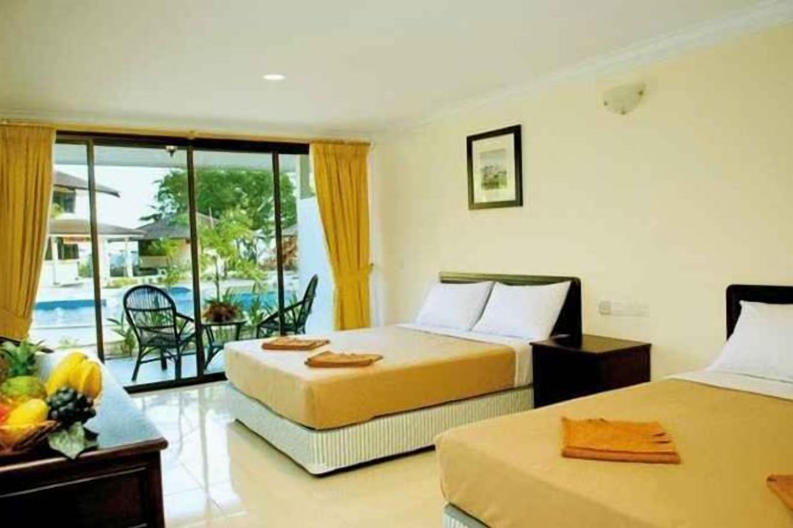 Minibaari, tallelokero huoneessa, työpöytä, silitysrauta/-lauta