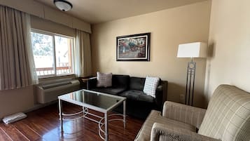 Suite | Living area | TV