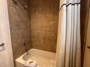 Standard Room | Bathroom | Combined shower/bathtub, free toiletries, hair dryer, towels