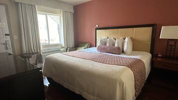 Deluxe Room | 1 bedroom, hypo-allergenic bedding, pillowtop beds