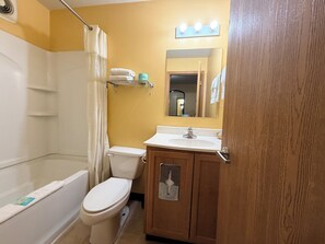Bathroom - Regal Inn Coffeyville KS US 169 (COFFEYVILLE)