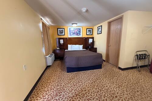 Iron/ironing board, free WiFi, bed sheets