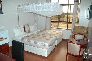 Meja kerja, tempat tidur bayi gratis, dan tempat tidur lipat/tambahan