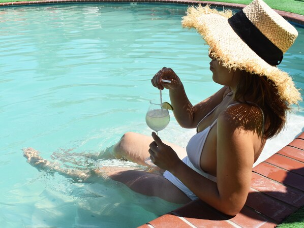 Außenpool, Sonnenschirme, Liegestühle