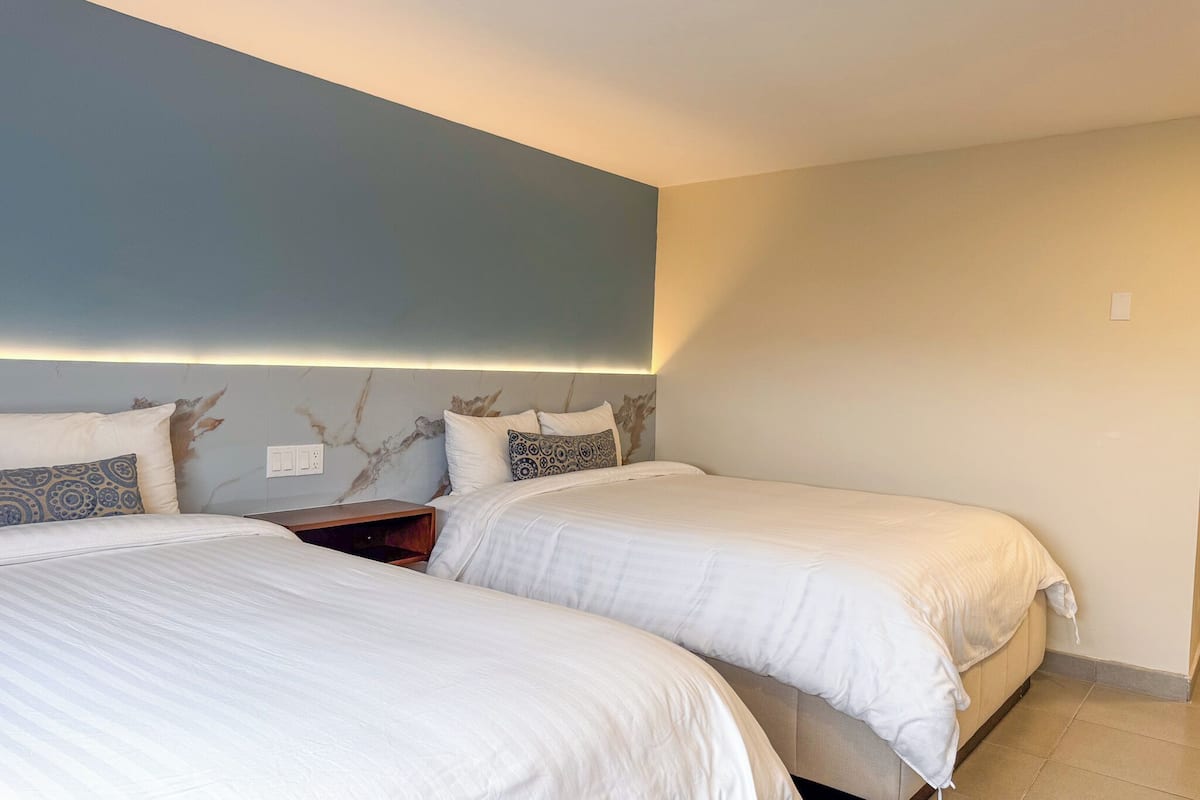 Chambre Confort, 2 grands lits | 1 chambre, literie hypoallergénique, bureau, rideaux occultants