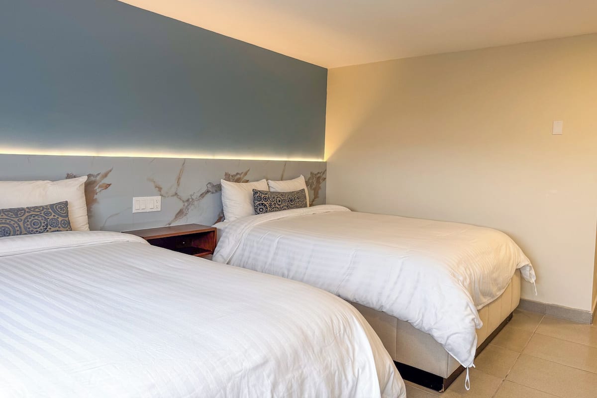 Comfort kamer, 2 queensize bedden | 1 slaapkamer, hypoallergeen beddengoed, een bureau