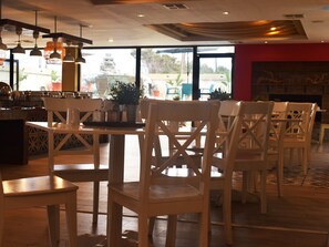 Se sirven desayunos y cocina internacional, junto a la piscina 