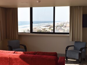 Premium kamer, 1 kingsize bed, uitzicht op zee | Hypoallergeen beddengoed, een bureau, verduisterende gordijnen