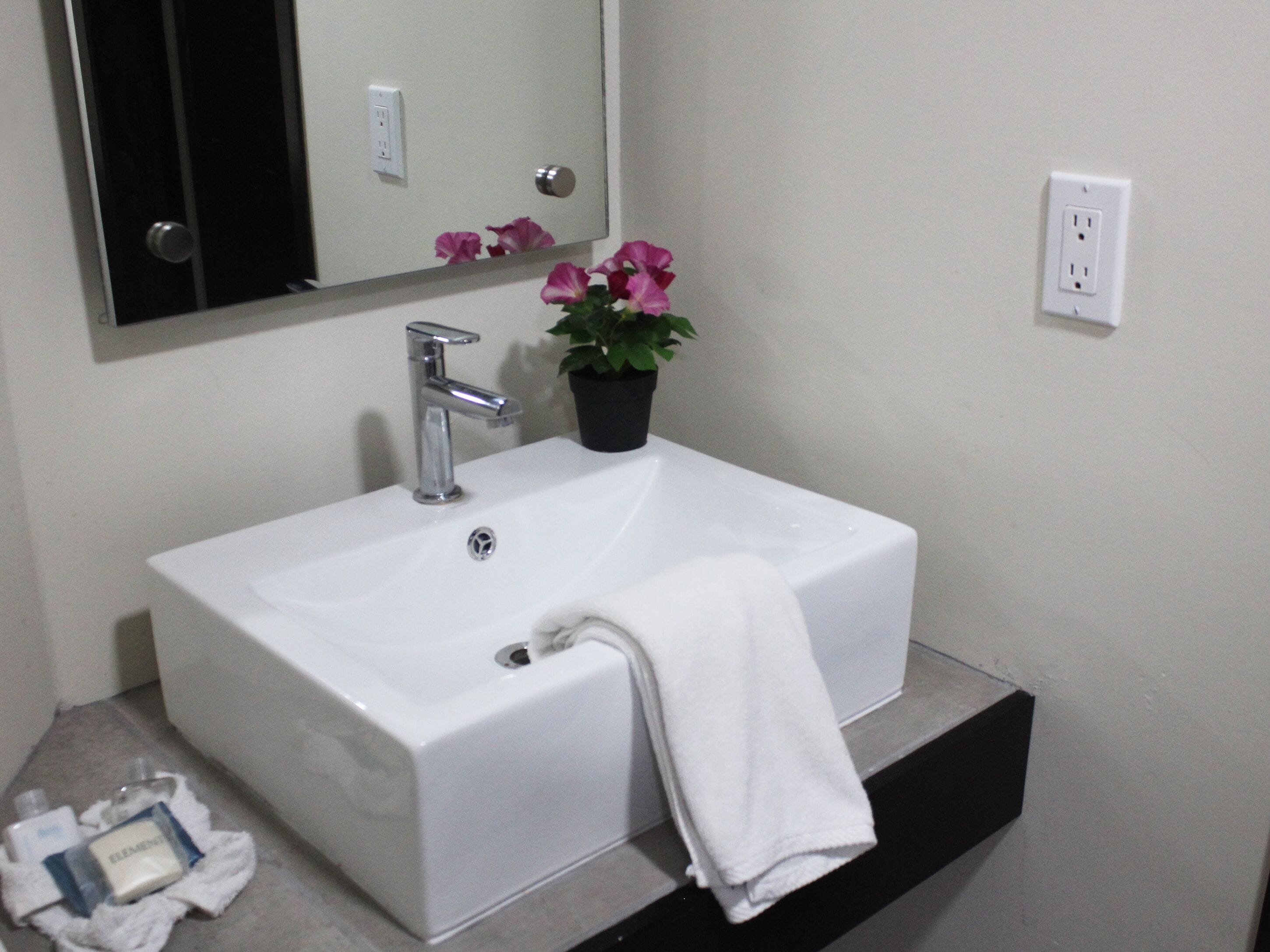 Bộ đồ giường kháng dị ứng, bàn, màn/rèm cản sáng 