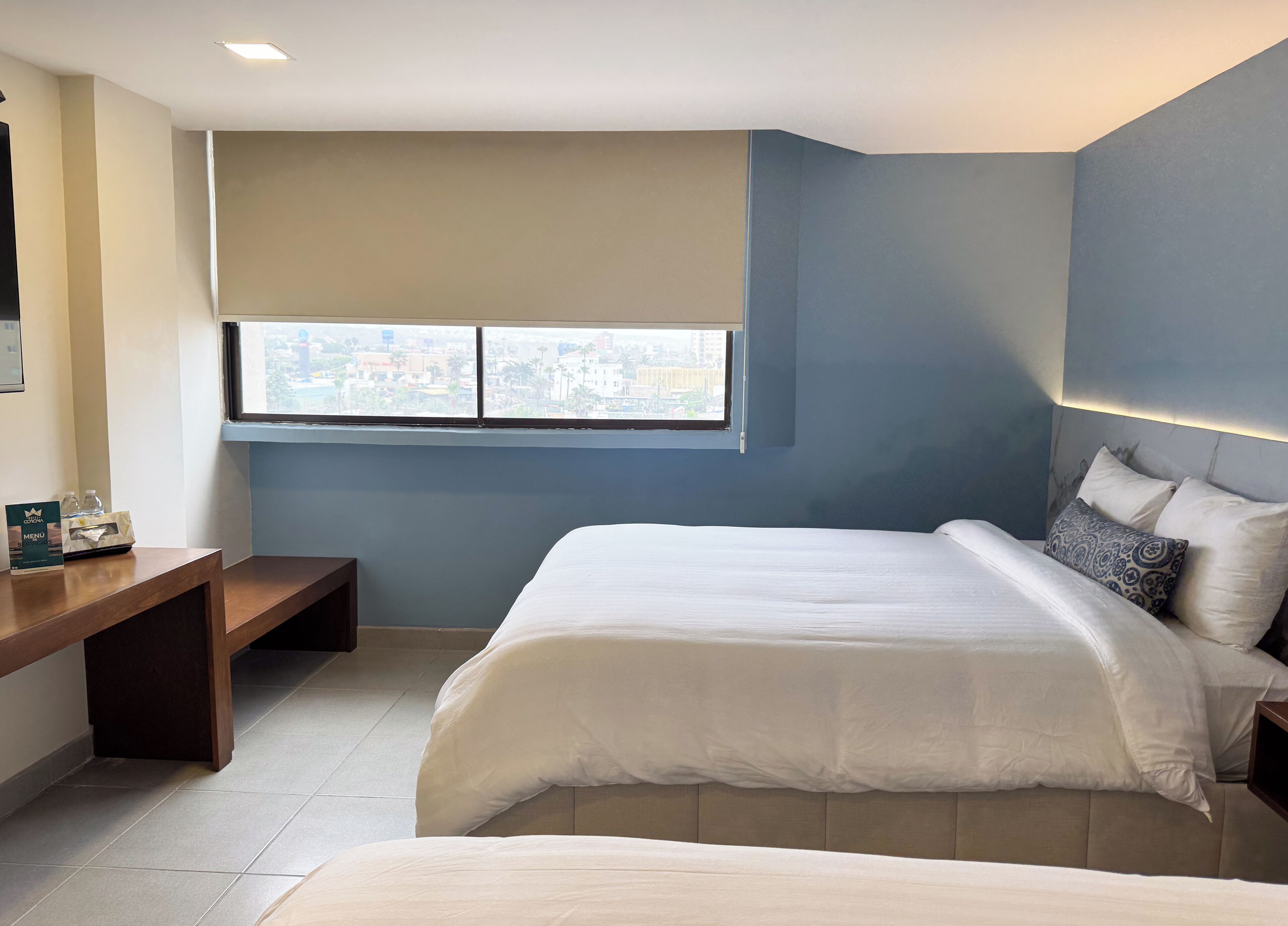 Phòng tiện nghi đơn giản | Bộ đồ giường kháng dị ứng, bàn, màn/rèm cản sáng 