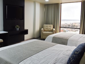 Superior tweepersoonskamer | Hypoallergeen beddengoed, een bureau, verduisterende gordijnen