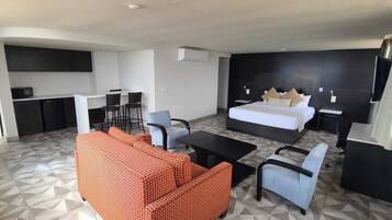 Habitación Premium, 1 cama de matrimonio grande, vistas al mar | 1 dormitorio, ropa de cama hipoalergénica, escritorio y cortinas opacas