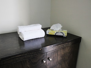 Hypoallergeen beddengoed, een bureau, verduisterende gordijnen