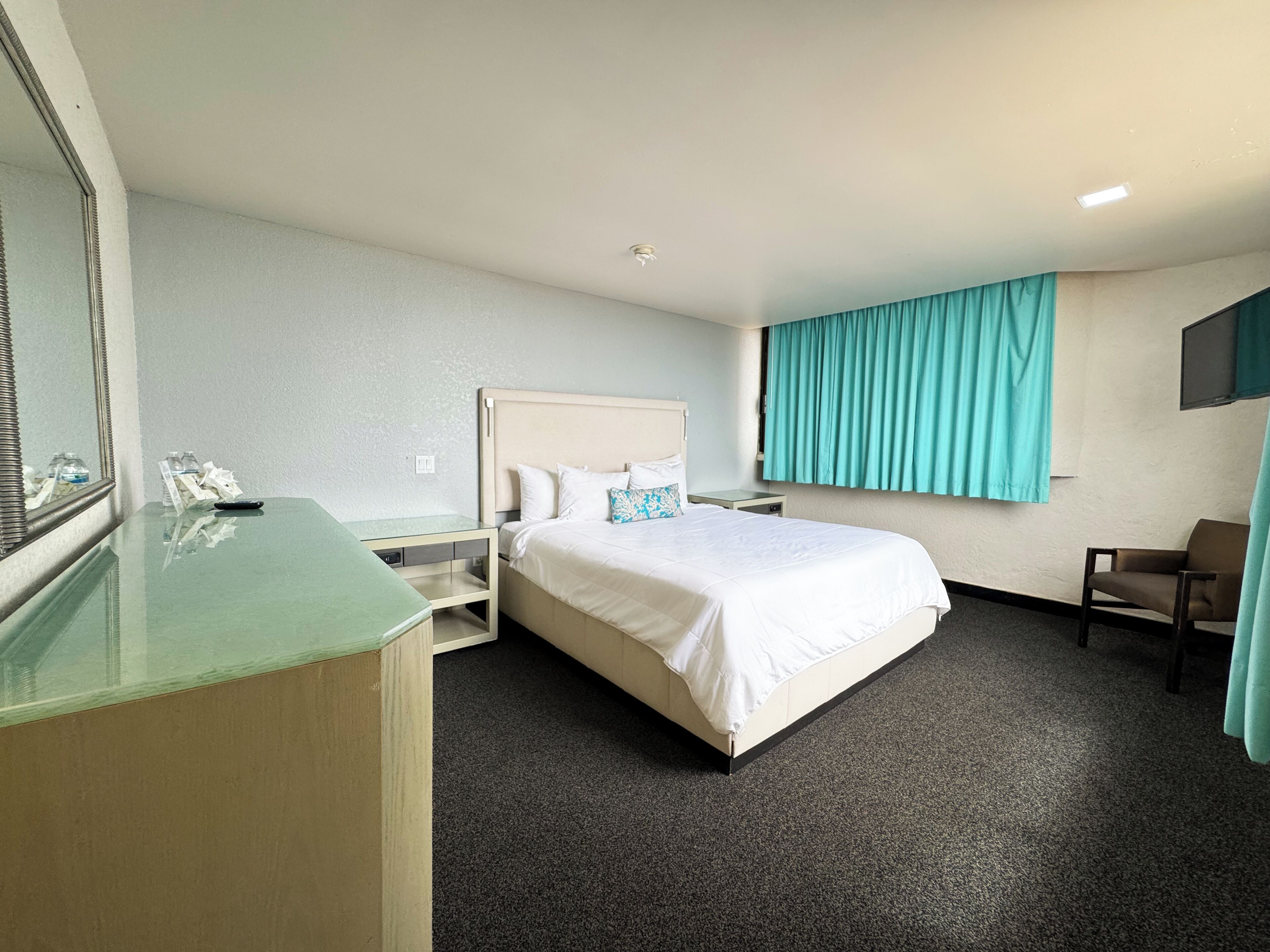 Hypoallergeen beddengoed, een bureau, verduisterende gordijnen