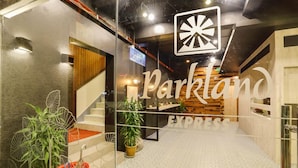 Entrada de hotel con un letrero que dice "Parkland Express".