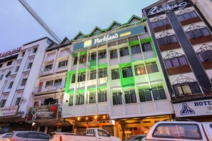 ด้านหน้าที่พัก - ตอนเย็น/กลางคืน