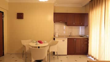 Studio | Private kitchen | Fridge, stovetop, coffee/tea maker, cookware/dishes/utensils