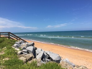 On the beach, 6 beach bars - Beach Front Motel (Flagler Beach)