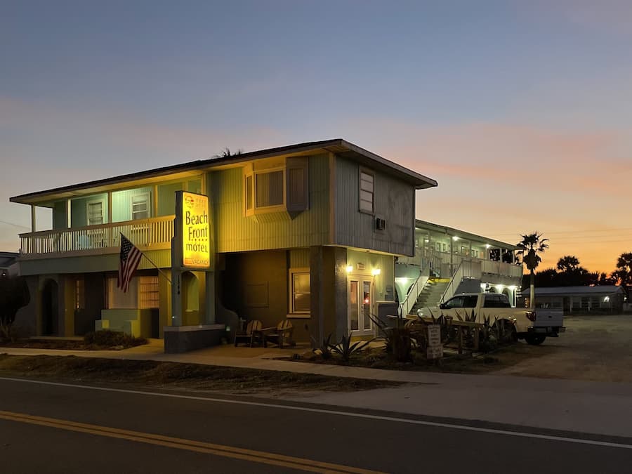 Fachada de la propiedad por la tarde o noche