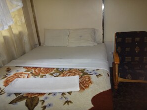 مكتب وأسرّة قابلة للطي