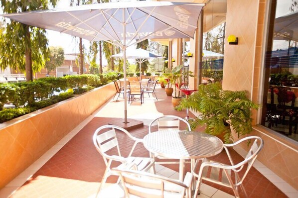 2 間餐廳，供應早餐、午餐和晚餐，國際料理