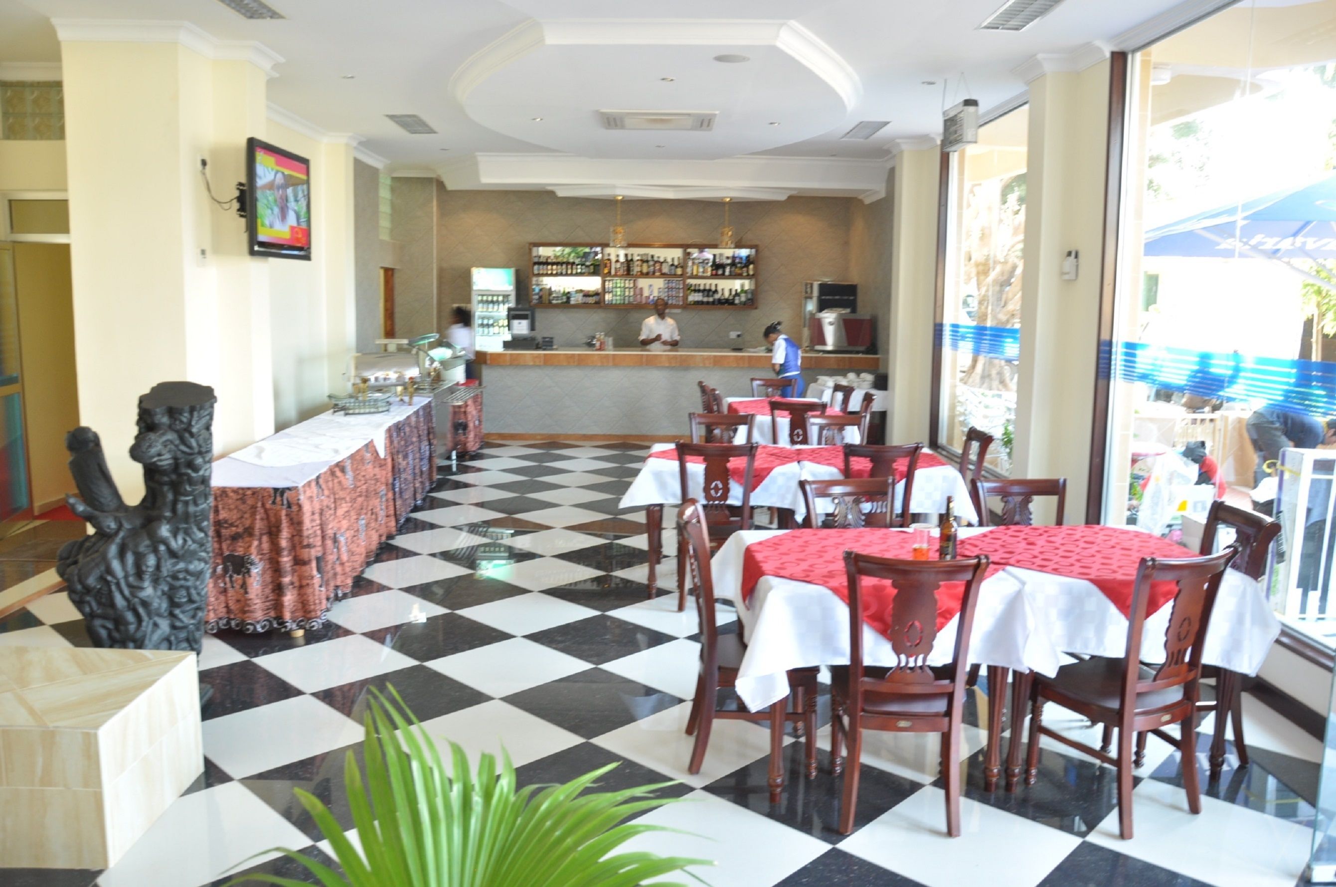 Här finns 2 restauranger som serverar frukost.