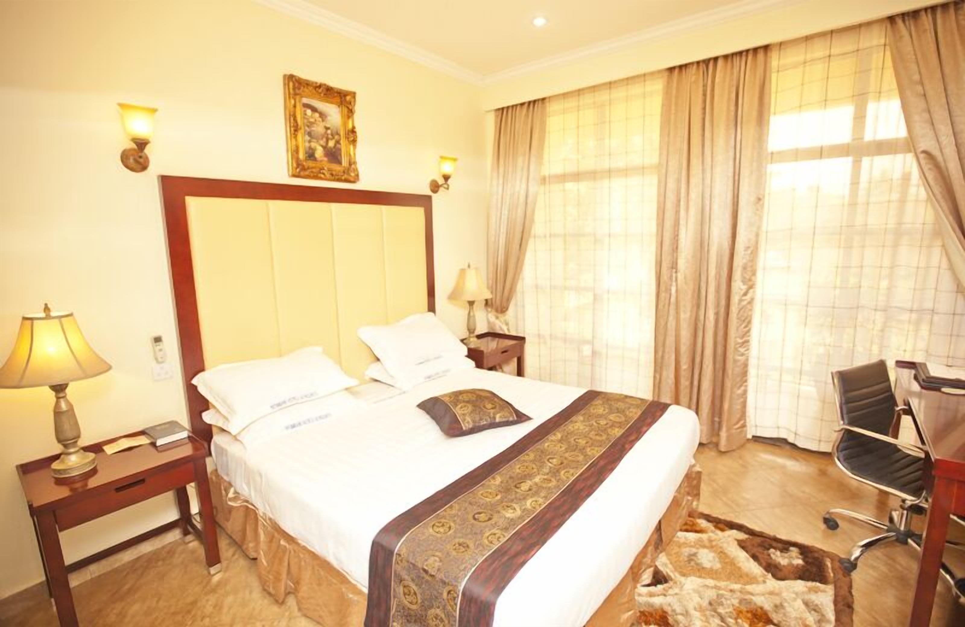 Minibar, in-room safe, desk, iron/ironing board