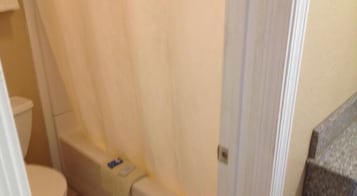 Bañera, artículos de tocador gratuitos, toallas