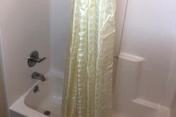 Bathtub, free toiletries, towels